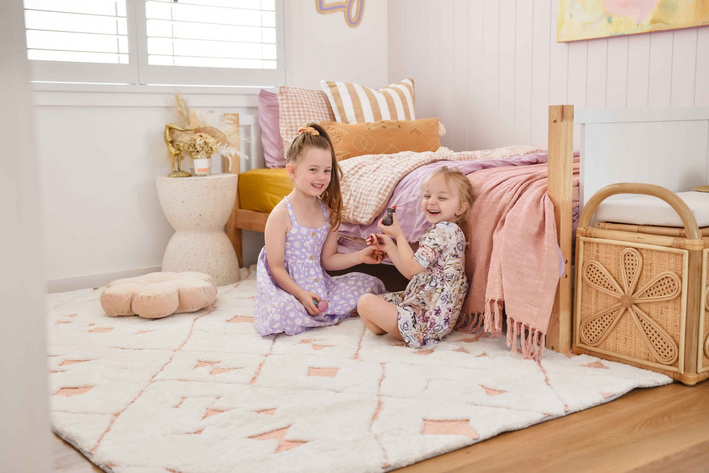 Leesha Cream and Peach Tribal Shag Rug