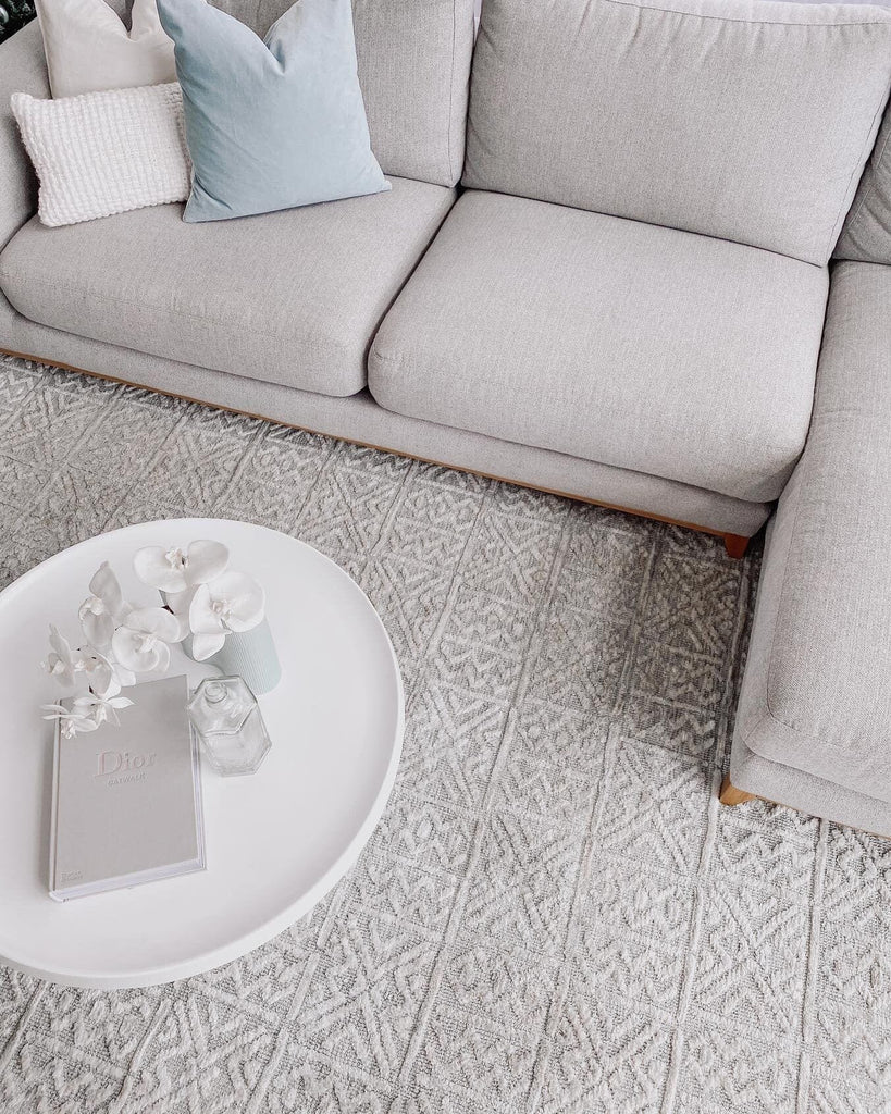 Melia Grey and Ivory Tribal Textured Rug