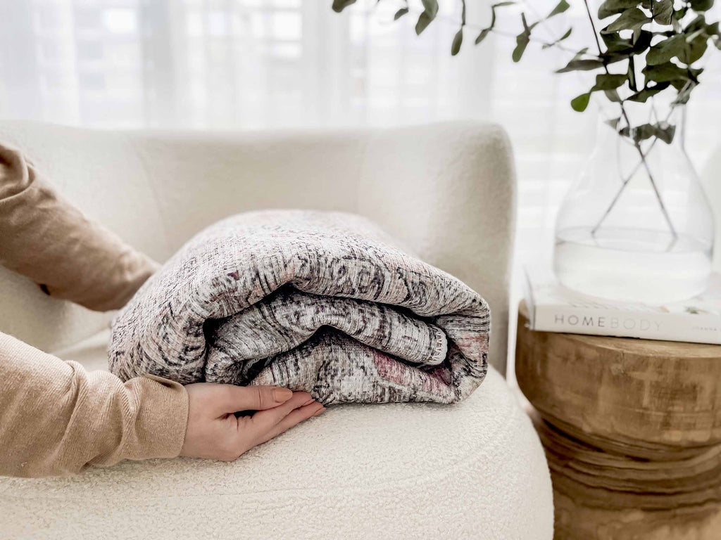 Mindi Grey and Pink Traditional Distressed Washable Rug