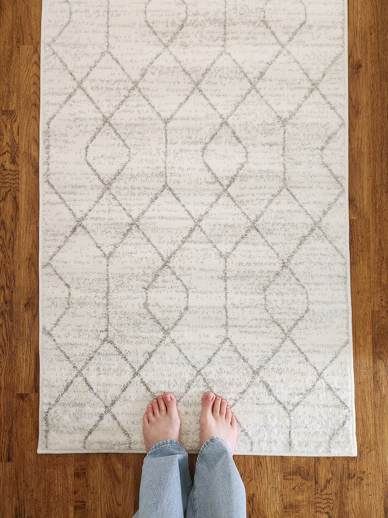 Neda Grey and Ivory Diamond Pattern Runner Rug