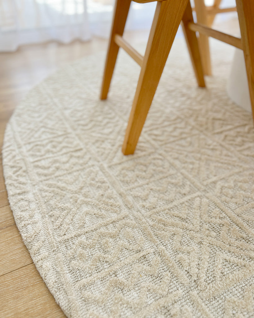 Neewa Beige and Ivory Tribal Transitional Round Rug