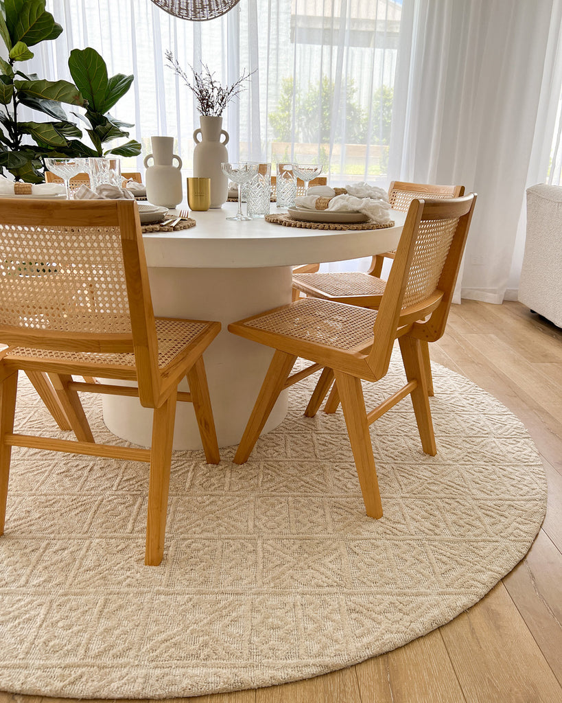 Neewa Beige and Ivory Tribal Transitional Round Rug