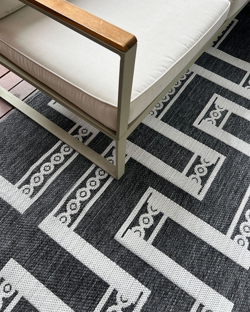 Teyona Charcoal and Ivory Tribal Flatweave Indoor Outdoor Rug
