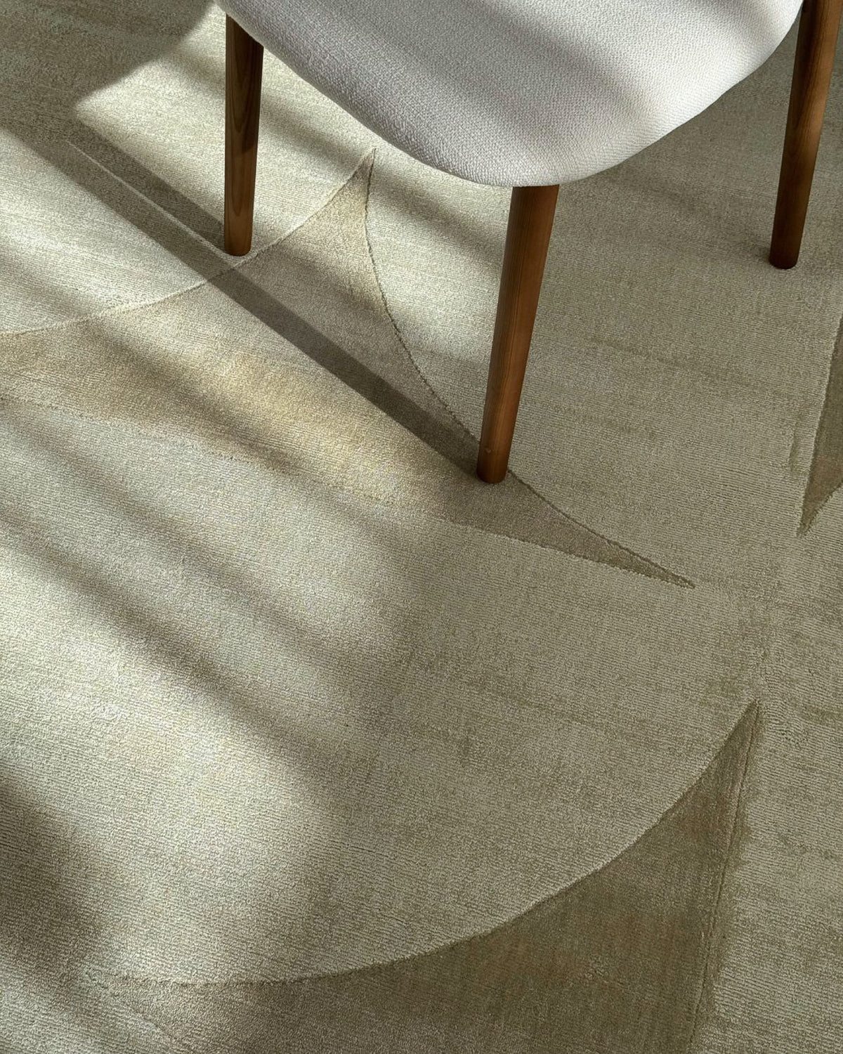 Nanika Cream Hourglass Viscose Rug